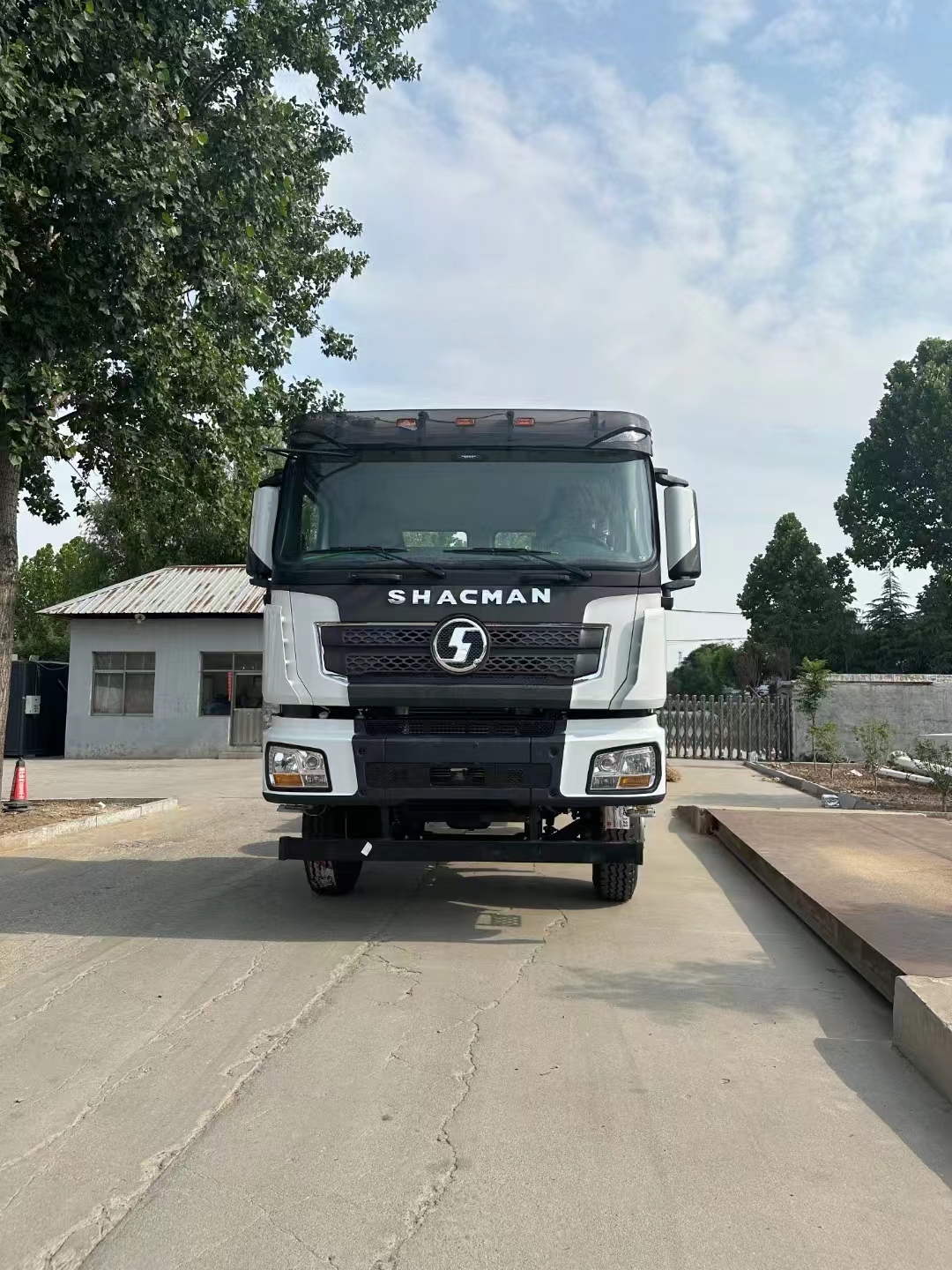 Eksportuj nowe samochody do domu Shaanxi Automobile Delonghi X3000-8x4 National V, Steel Bridge, Manual Transmission, Duże pudełko można dostosować, najbardziej 🔥 modelu w Azji Środkowej i Rosji